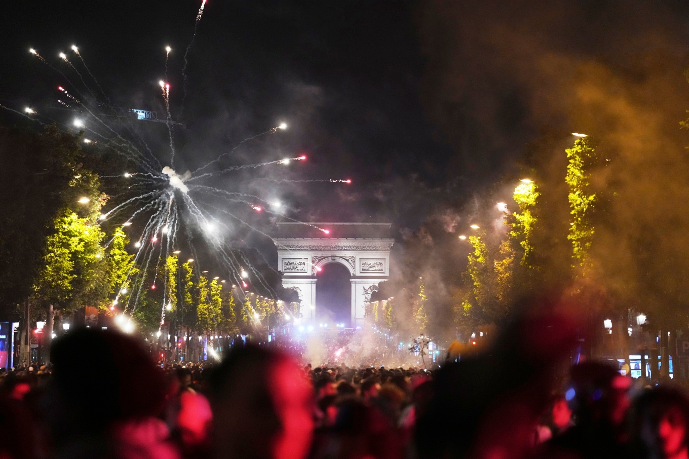 Fotbollssupportrar fyllde Paris paradgata Champs-Élysées. Foto: Aurelien Morissard/AP/TT
