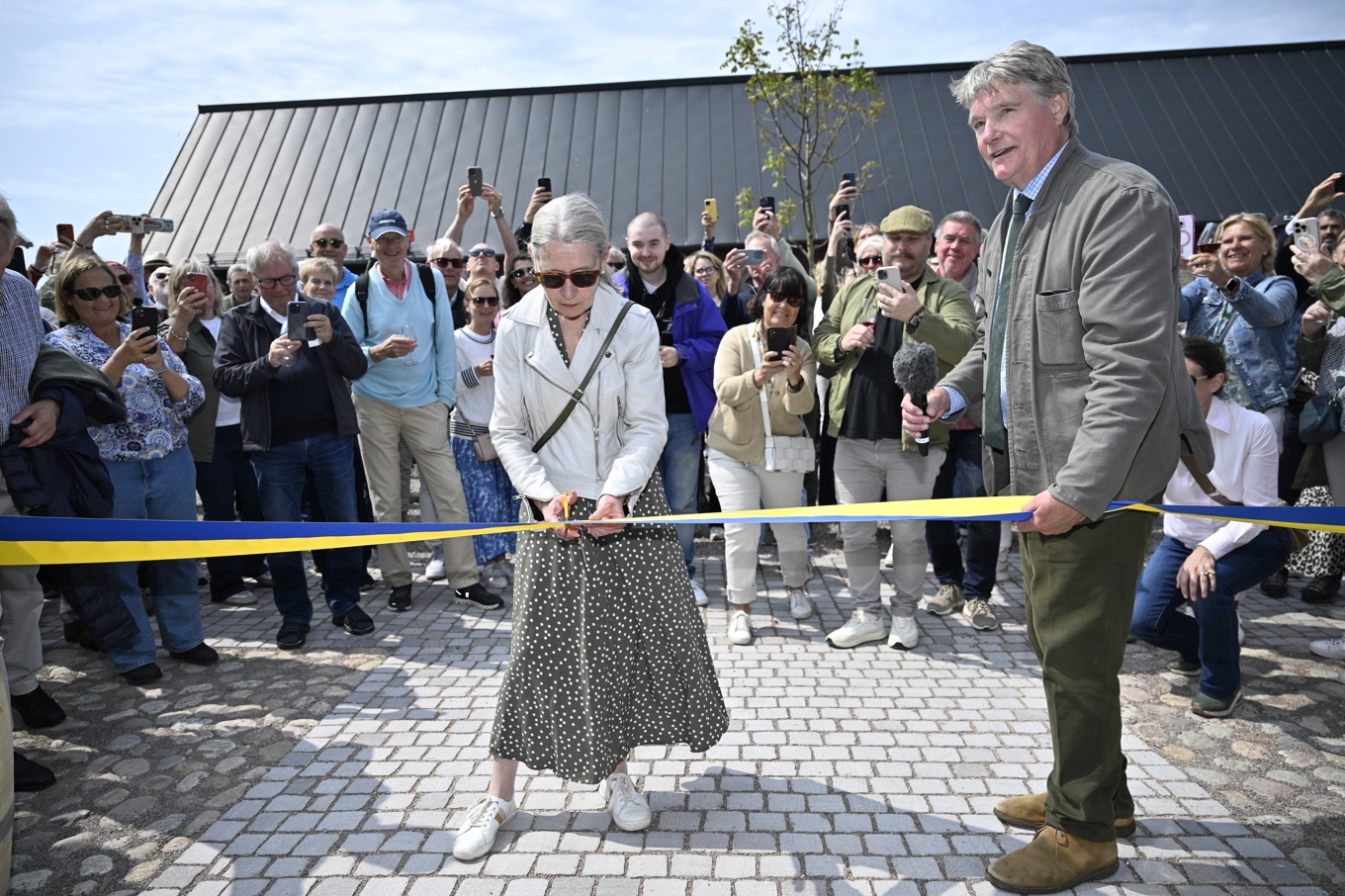 Skånes landshövding Anneli Hulthén och Björn Odlander, ordförande Kullabergs vingård, inviger gårdsbutiken på Kullabergs vingård. Foto: Johan Nilsson/TT