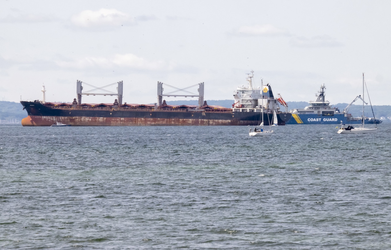 Kustbevakningen på plats vid bulkfartyget Meshka efter att det gått på grund utanför Landskrona på lördagen. Det Panamaflaggade fartyget var på väg söderut genom Öresund till en rysk hamn när det av okänd anledning gick på grund. Foto: Johan Nilsson / TT