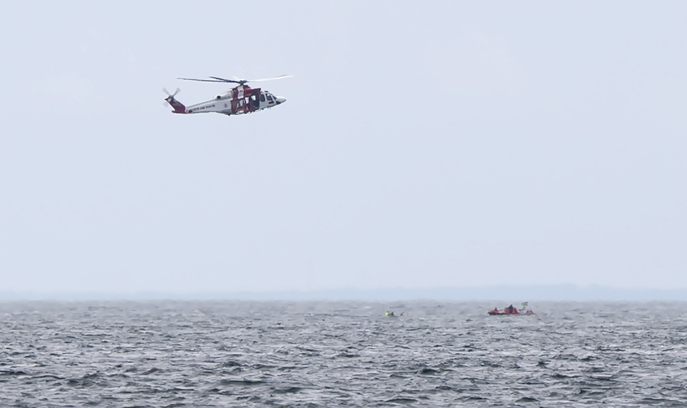 En stor sökinsats pågår efter en person som saknas efter att en bogserbåt har sjunkit i Piteå skärgård. Arkivbild. Foto: Johan Nilsson/TT