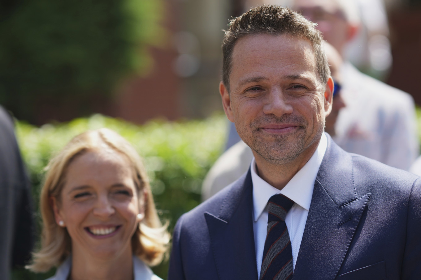 Liberale Rafal Trzaskowski, här tillsammans med hustrun Malgorzata Trzaskowska, har en liten ledning i presidentvalet, enligt en vallokalsundersökning. Foto: Petr David Josek/AP/TT