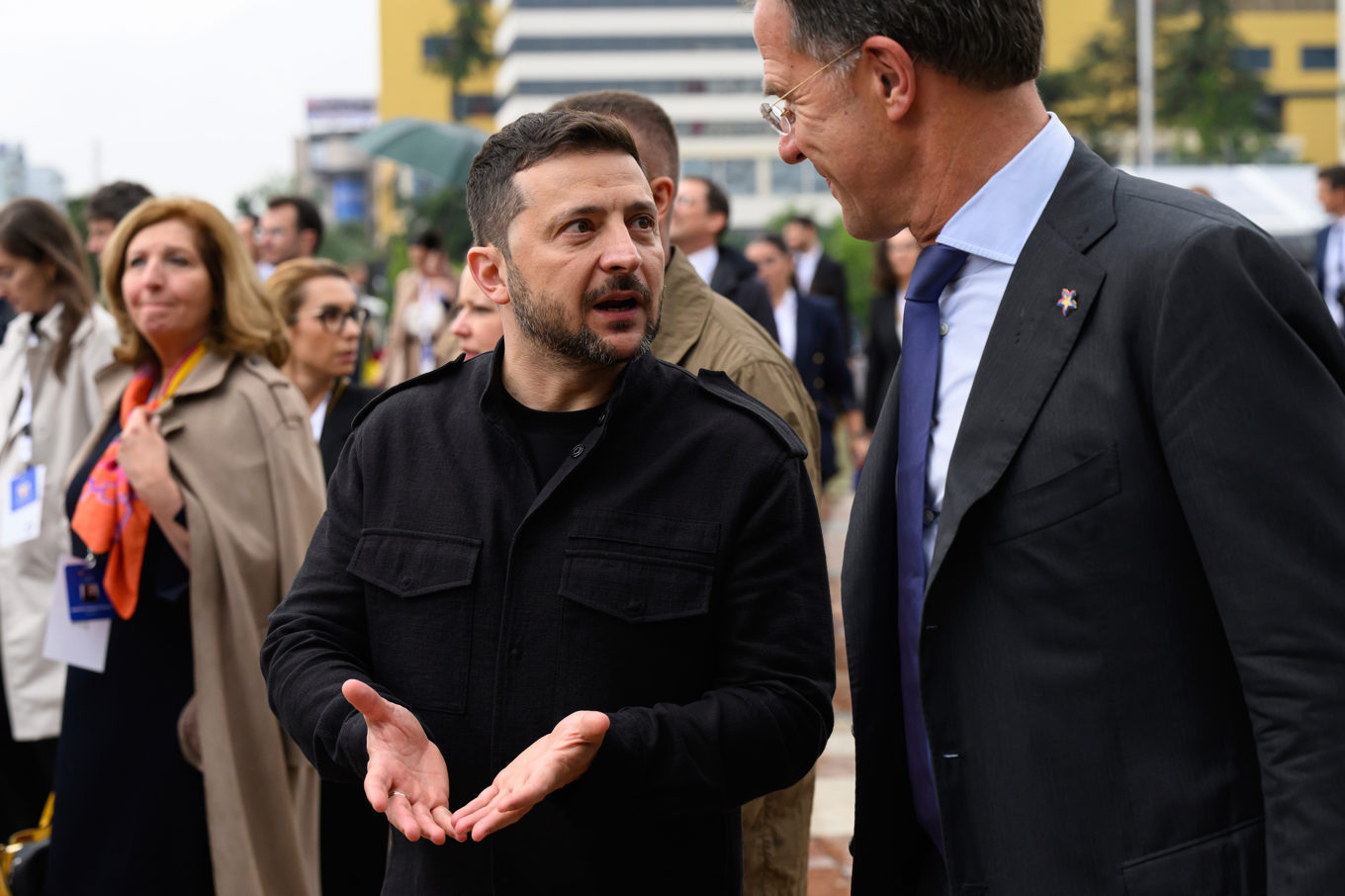 Ukrainas president Volodymyr Zelenskyj och Natos generalsekreterare Mark Rutte träffades i Litauen på måndagen. Här träffades de i Albanien den 16 maj, även då när ett ryskt-ukrainskt möte skedde i Turkiet. Foto: Leon Neal/poolfoto via AP/TT