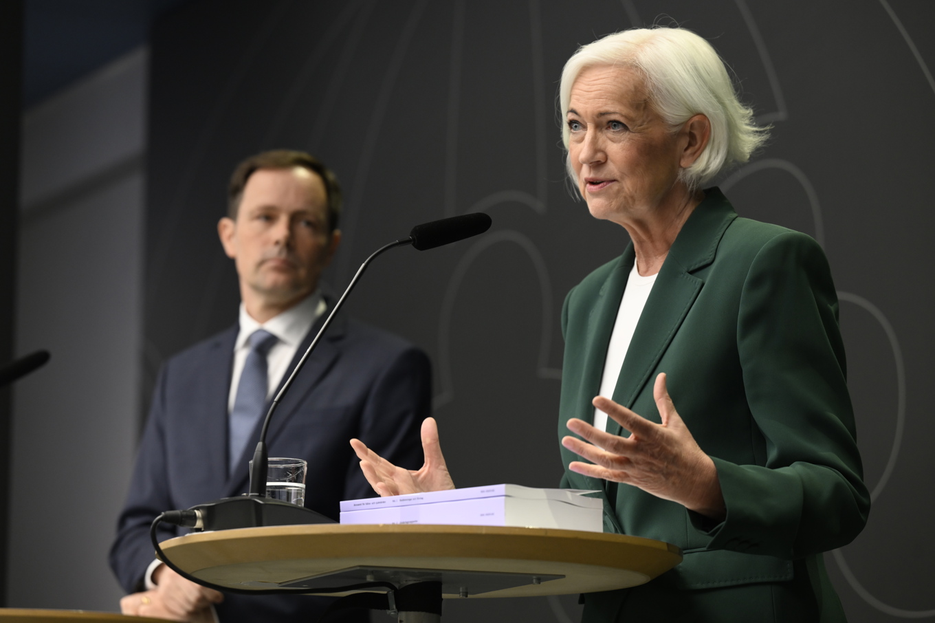 Sjukvårdsminister Acko Ankarberg Johansson tillsammans med utredningens ordförande Jean-Luc Af Geijerstam. Foto: Fredrik Sandberg/TT