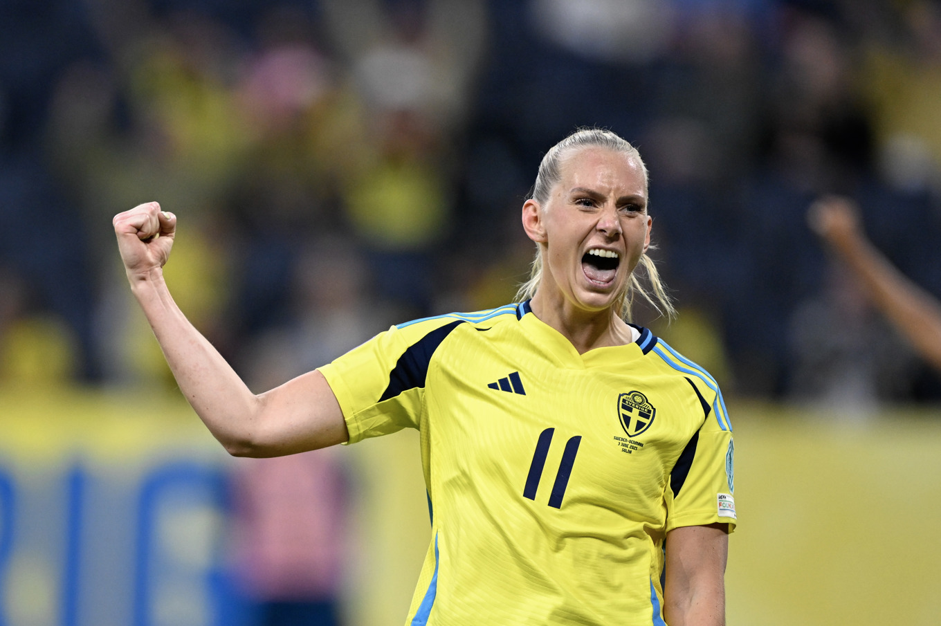 Sveriges Stina Blackstenius jublar efter att ha gjort hattrick i landslaget för första gången. Anfallaren låg bakom det mesta i Sveriges 6–1-seger mot Danmark. Foto: Pontus Lundahl/TT