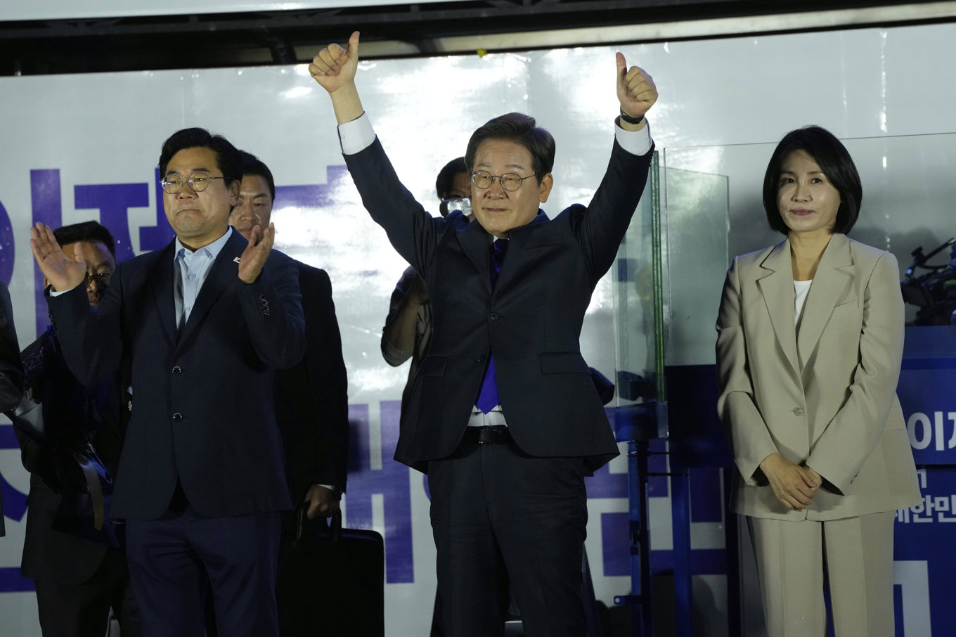 Sydkoreas näste president Lee Jae-Myung jublar över valresultatet. Foto: Ahn Young-Joon/AP/TT