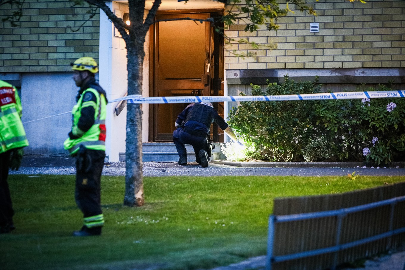 Polis och räddningstjänst på plats efter en explosion vid ett flerfamiljshus i Ekhagen i Jönköping. Foto: Foto: Mattias Landström/TT
