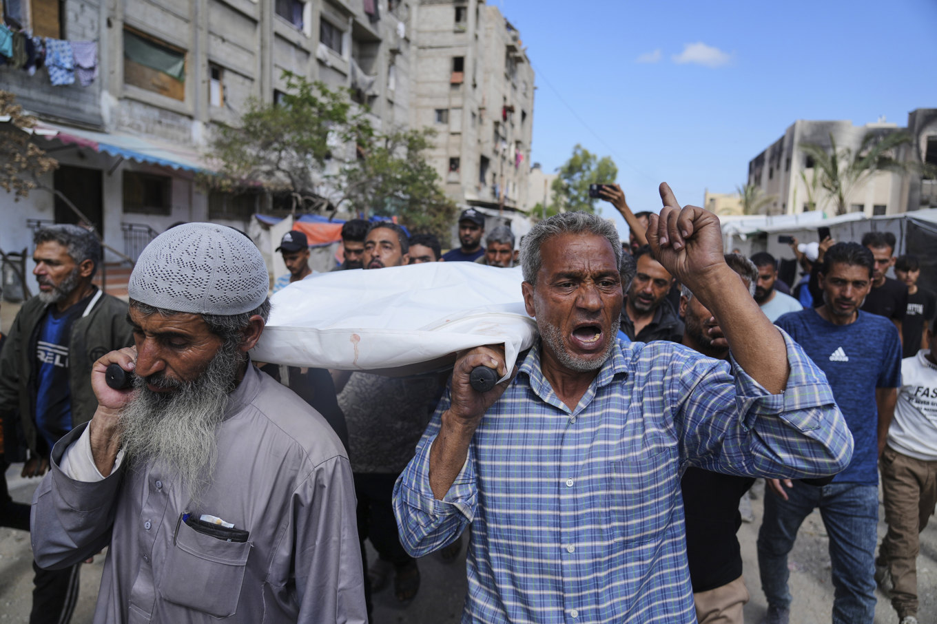 Palestinier bär fram kvarlevorna av en kvinna som dödades när hon var på väg för att hämta förnödenheter i södra Gaza. Bilden togs i Khan Yunis på tisdagsmorgonen. Foto: Abdel Kareem Hana/AP/TT