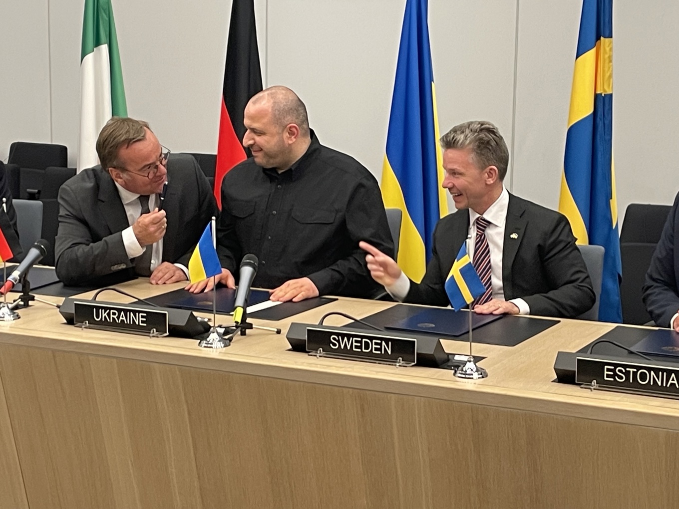 Glada miner när Tysklands försvarsminister Boris Pistorius skriver under ett koalitionsavtal om telekrig med ukrainske kollegan Rustem Umerov och svenske Pål Jonson (M). Foto: Wiktor Nummelin/TT
