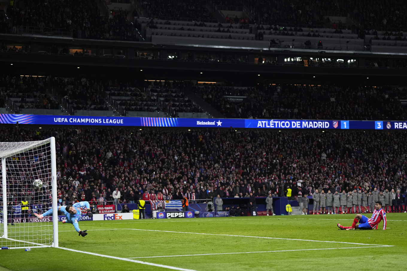 Atlético Madrids Julián Álvarez halkade vid strafftillfället under straffläggningen mot Real Madrid i Champions Leagues åttondelsfinal. Foto: Manu Fernandez/AP/TT