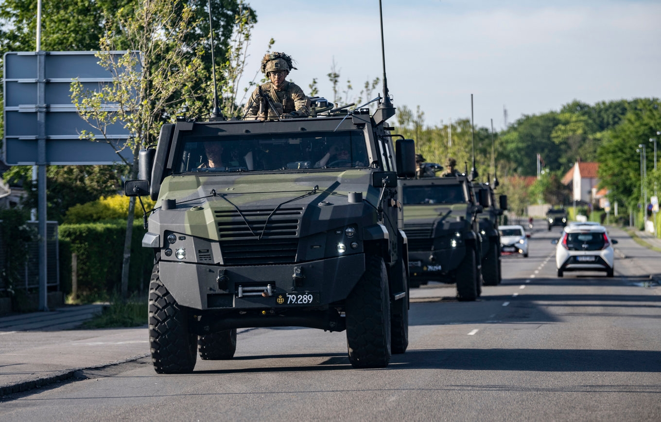Militär tillhörande Den Kongelige Livgardes kampbataljon övar i Rönne på Bornholm. Arkivbild från maj 2022. Foto: Johan Nilsson/TT