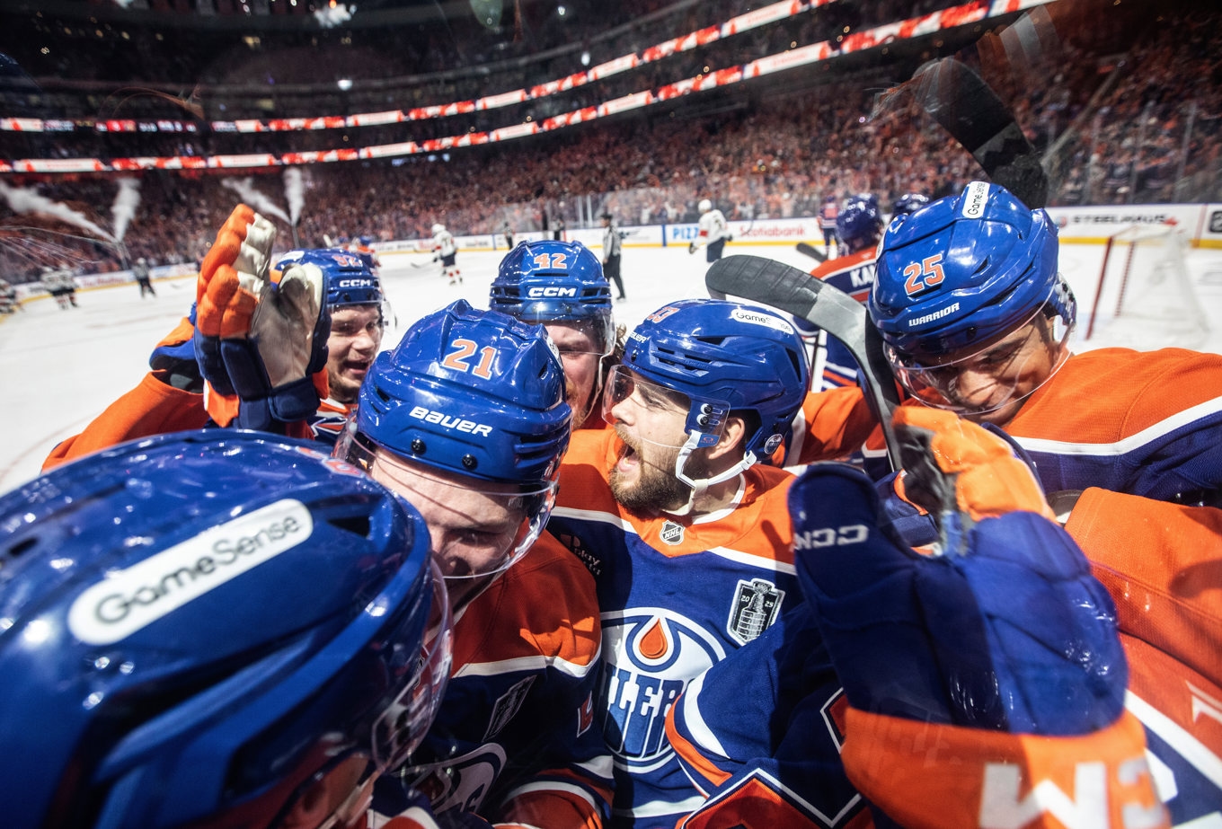 Edmontonspelarna jublar efter att ha vunnit den första finalmatchen mot Florida. Foto: Jason Franson/AP/TT
