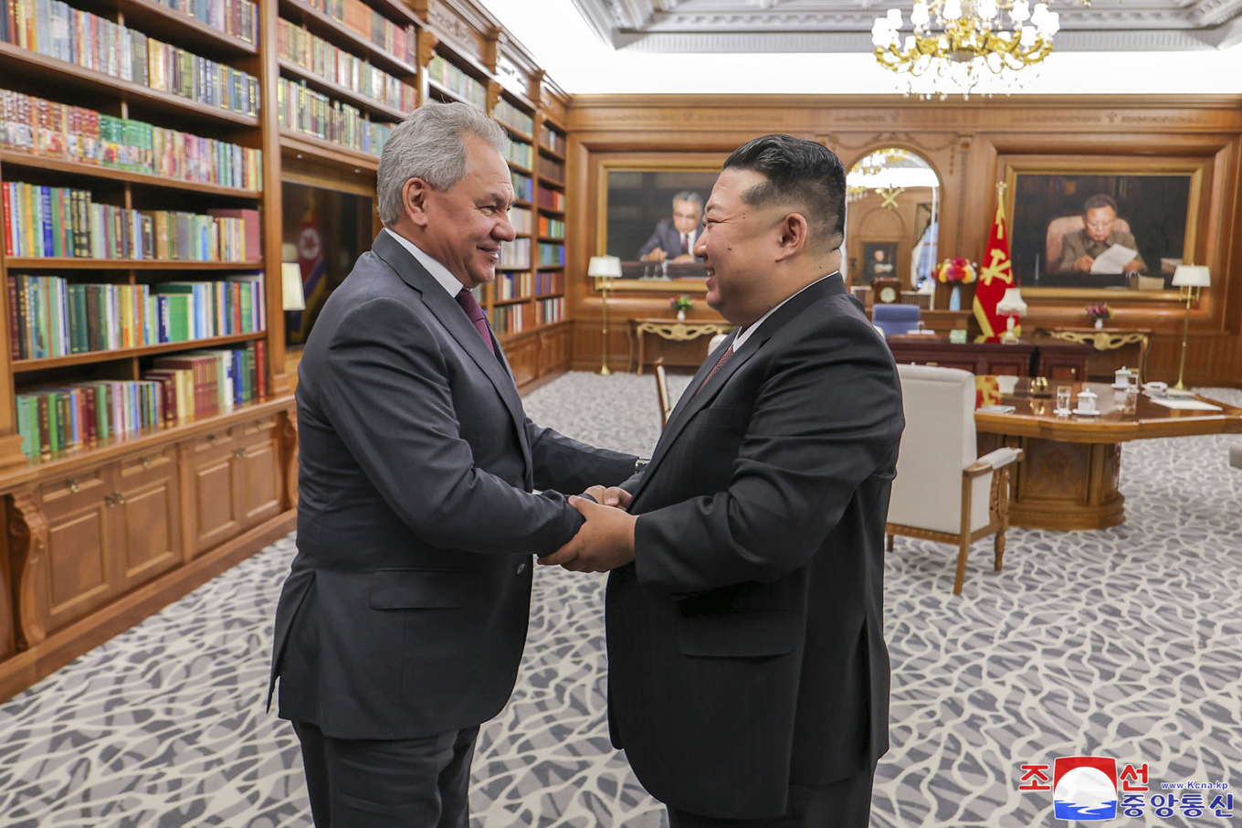 Den här bilden som visar Rysslands försvarsminister Sergej Sjojgu och Nordkoreas ledare Kim Jong-Un distribuerades av nordkoreanska medier på onsdagen. Foto: Nordkoreas nyhetsbyrå KCNA/Korea News Service via AP/TT