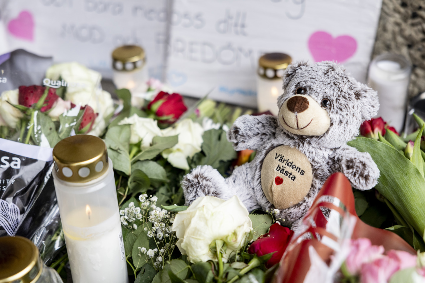 Minnesplatsen i Skärholmen efter mordet på Mikael förra året. Arkivbild. Foto: Christine Olsson/TT