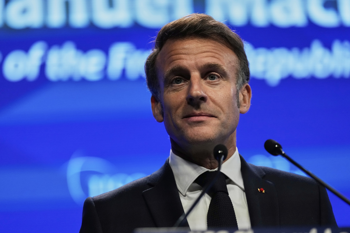 En vaxdocka föreställande Emmanuel Macron stals från ett museum i Paris. Bild på den verklige Macron. Arkivbild. Foto: Anupam Nath/AP/TT