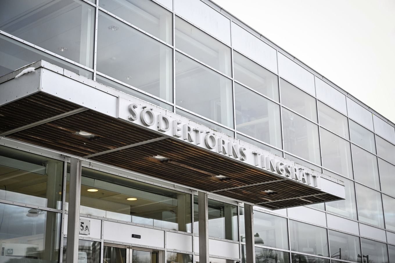 Hur kan en politiskt utsedd hobbydomare efter tre timmars introduktion vara med och döma en person till livstids fängelse, frågar sig krönikören. Foto: Jessica Gow/TT