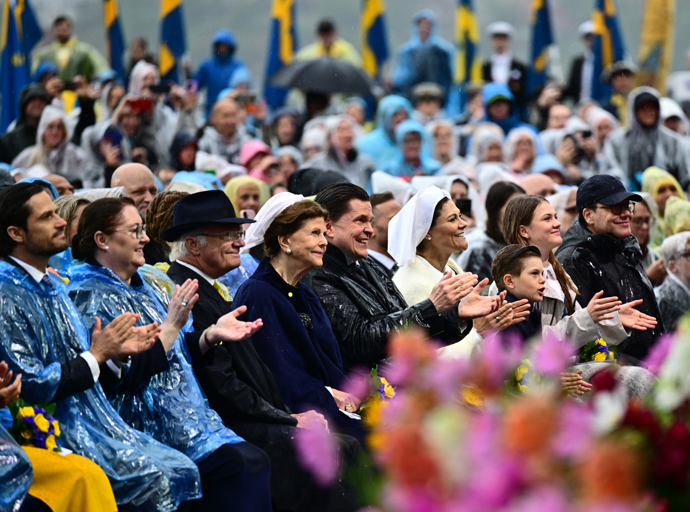 Prins Carl Philip, Helena Norlén, kung Carl Gustaf, drottning Silvia, talman Andreas Norlén, kronprinsessan Victoria, prins Oscar, prinsessan Estelle och prins Daniel firar nationaldagen på Skansen. Foto: Magnus Lejhall/TT