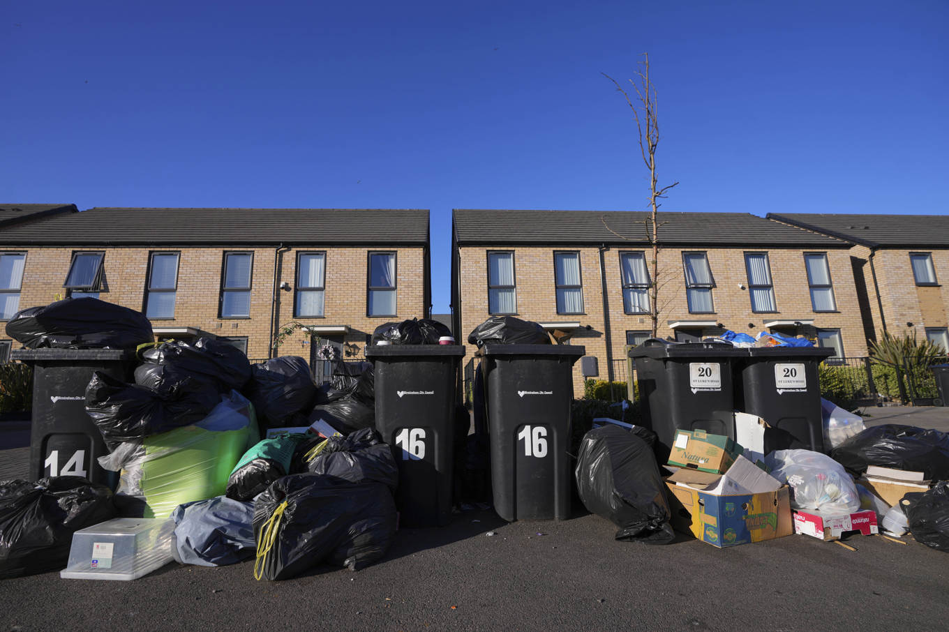 Sopor på hög i Birmingham. Bild från i april. Foto: Kirsty Wigglesworth/AP/TT