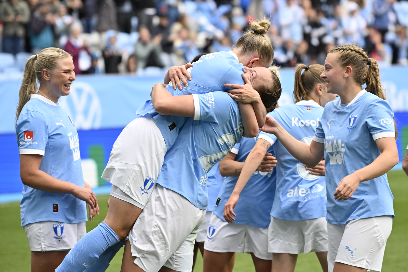Malmös Tuva Skoog (vänster) och Sara Kanutte Fornes jublar efter att den sistnämnda gjort 4-0 mot Djurgården på Eleda Stadion. Foto: Johan Nilsson/TT