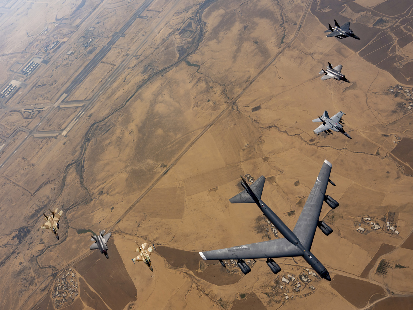 Israeliska och amerikanska bomb- och stridsflygplan flyger över Israel under en gemensam övning i januari 2023. Foto: AP/TT