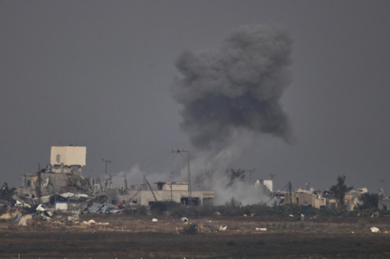 Flera har dödats i israeliska attacker i Gaza på lördagen. Bilden är från ett angrepp i fredags. Foto: Leo Correa/AP/TT