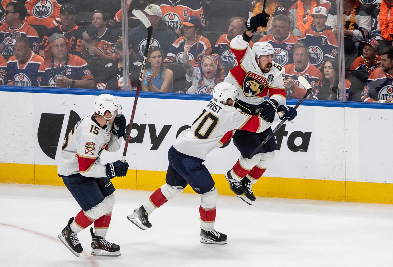 Svenske Jesper Boqvist försöker tygla segerskytten Brad Marchand efter Floridas avgörande mål. Foto: Jason Franson/The Canandian Press/AP/TT