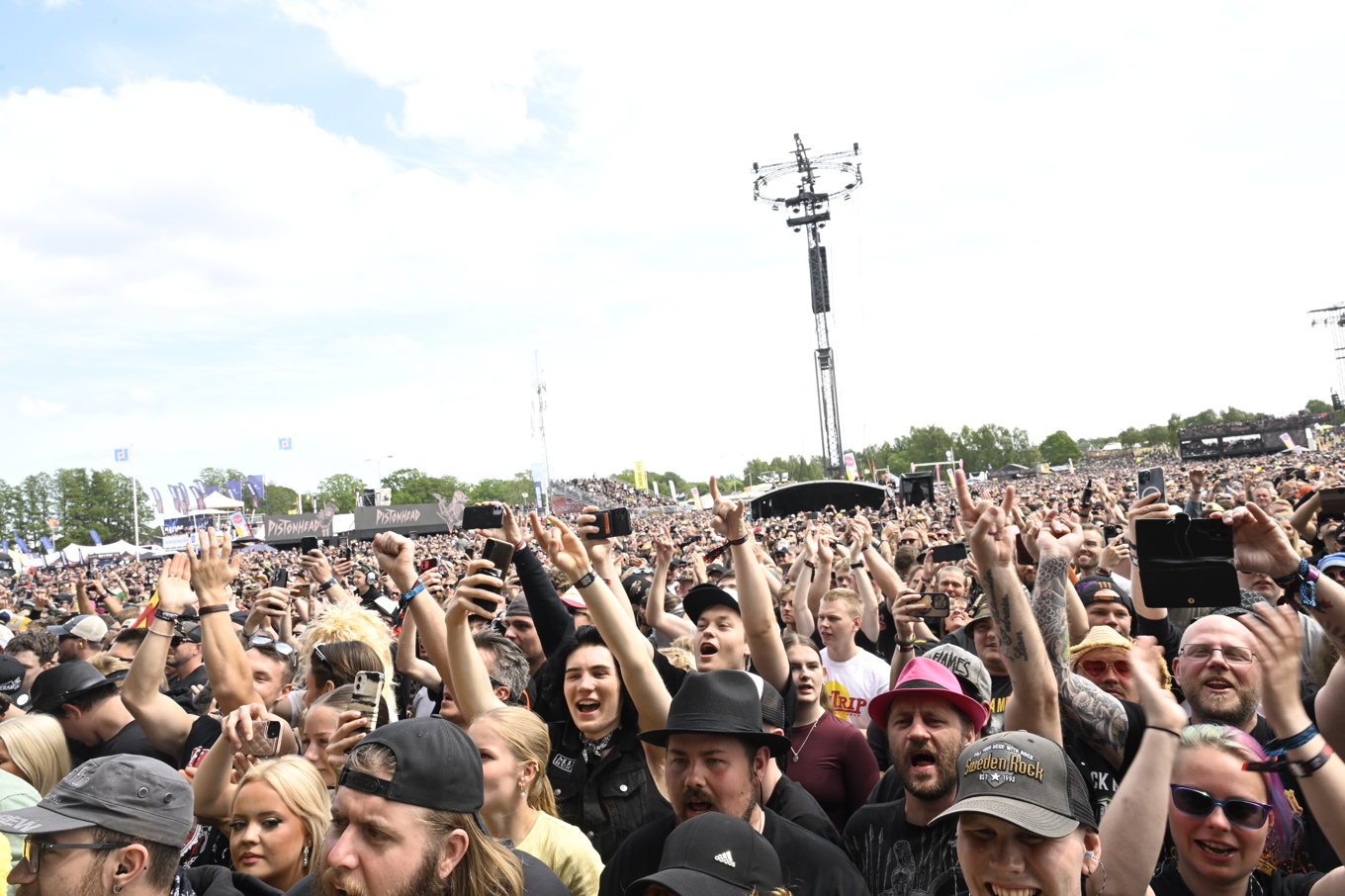 Det är första gången som polisen misstänker att organiserade stöldligor härjar på Sweden Rock Festival i Norje. På bilden Festival Stage under lördagen. Foto: Fredrik Sandberg/TT
