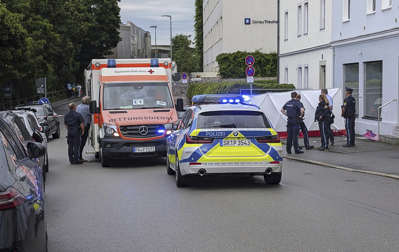 Flera personer skadades när en bil körde in i en grupp med människor. Foto: Markus Zechbauer/AP/TT