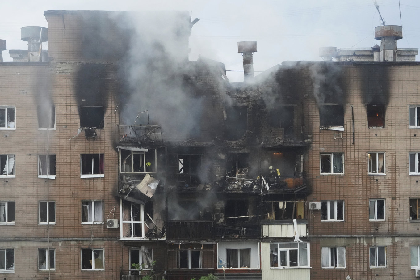 Ett flervåningshus i Charkiv som träffades i anfallen under natten till lördag. Foto: Andrii Marienko/AP/TT