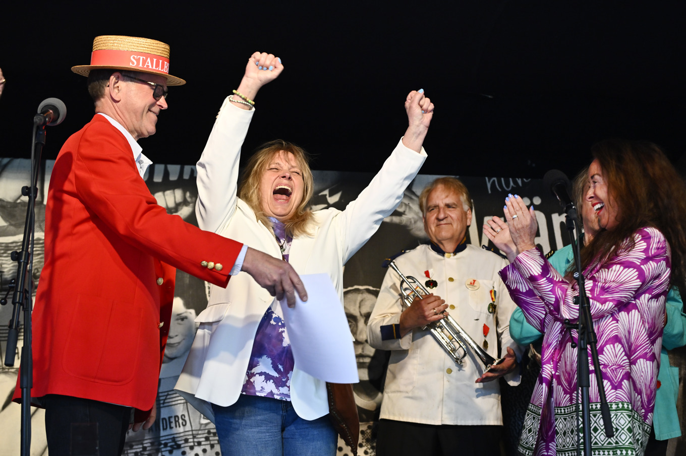 Skådesplearen och sångerskan Sussie Eriksson jublar när hon tar emot årets Karamelodiktstipendium i Stockholm av Anders Lundquist och Lotta Ramel i Povel Ramel-sällskapet. Foto: Anders Wiklund/TT