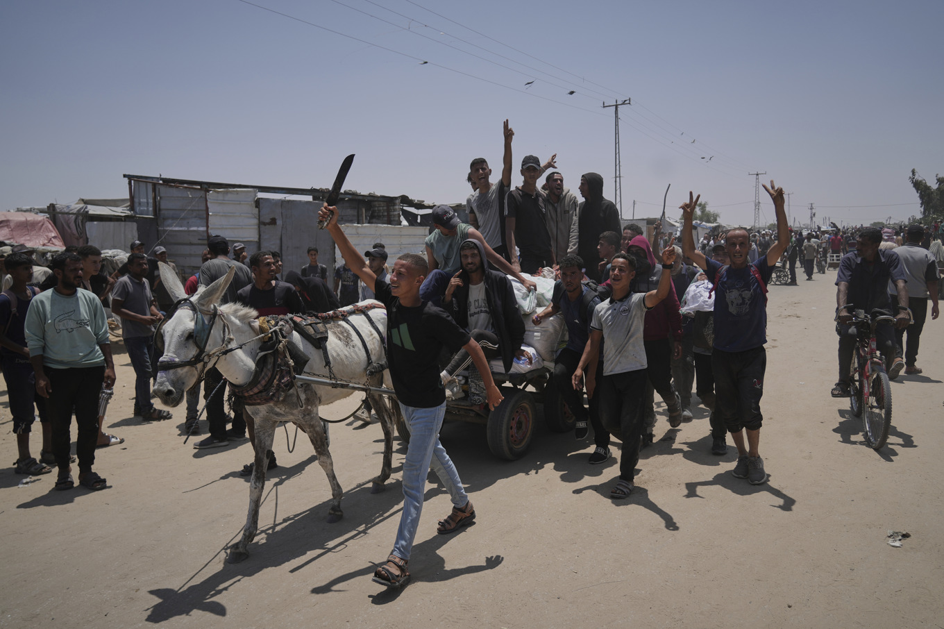 Palestiner bär säckar med mat och humanitärt bistånd distribuerat av GHF i Rafah på söndagen. Foto: Abdel Kareem Hana/AP/TT