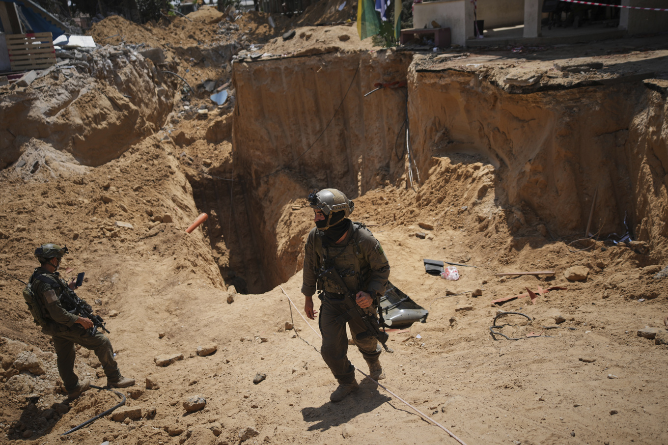 Israeliska soldater intill en tunnelöppning under Europeiska sjukhuset i Khan Yunis på söndagen. Foto: Ohad Zwigenberg/AP/TT