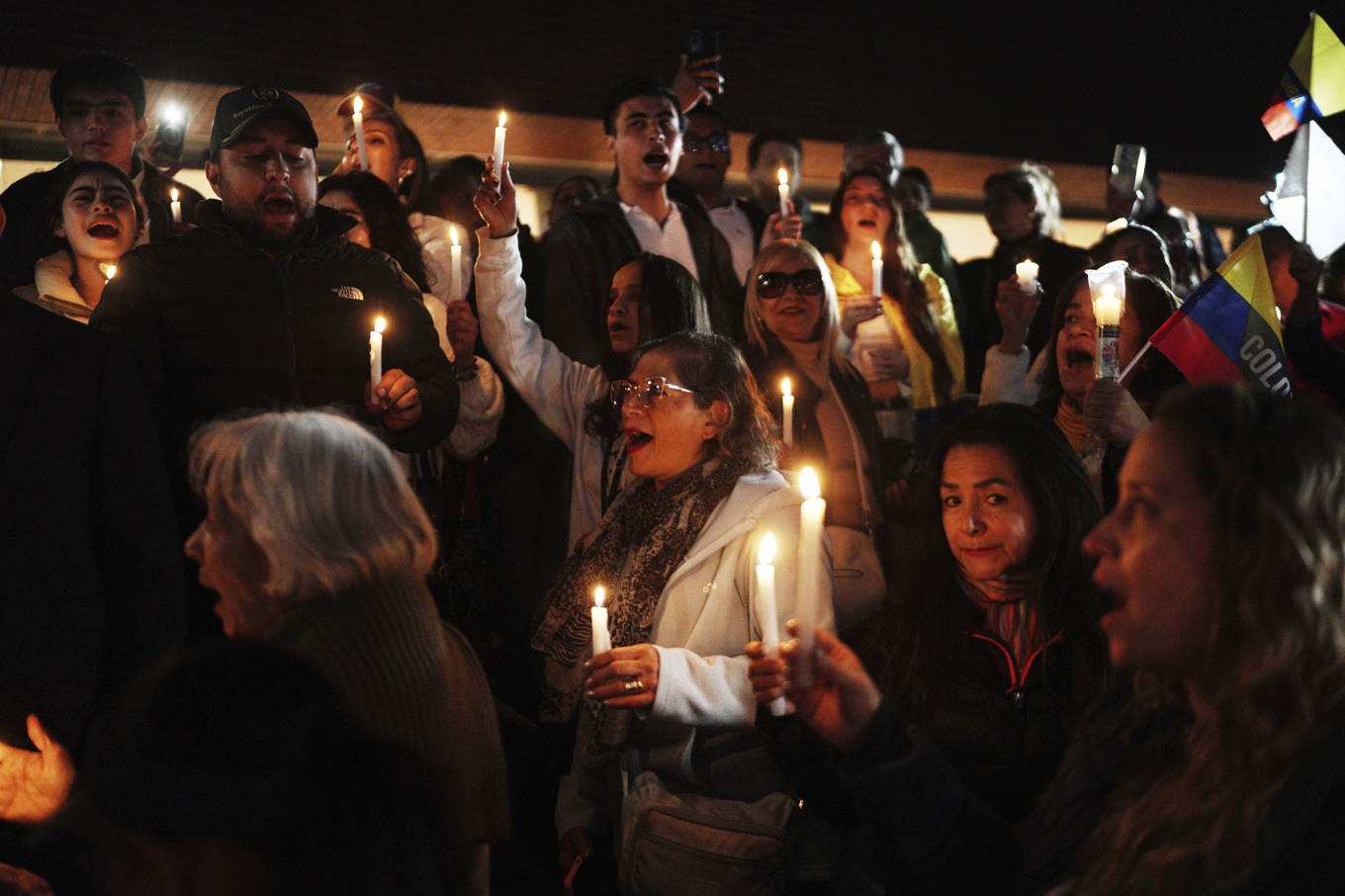 Människor vakar utanför sjukhuset i Bogotá där Mugiel Uribe vårdas. Bild från den 8 juni. Foto: Ivan Valencia/AP/TT
