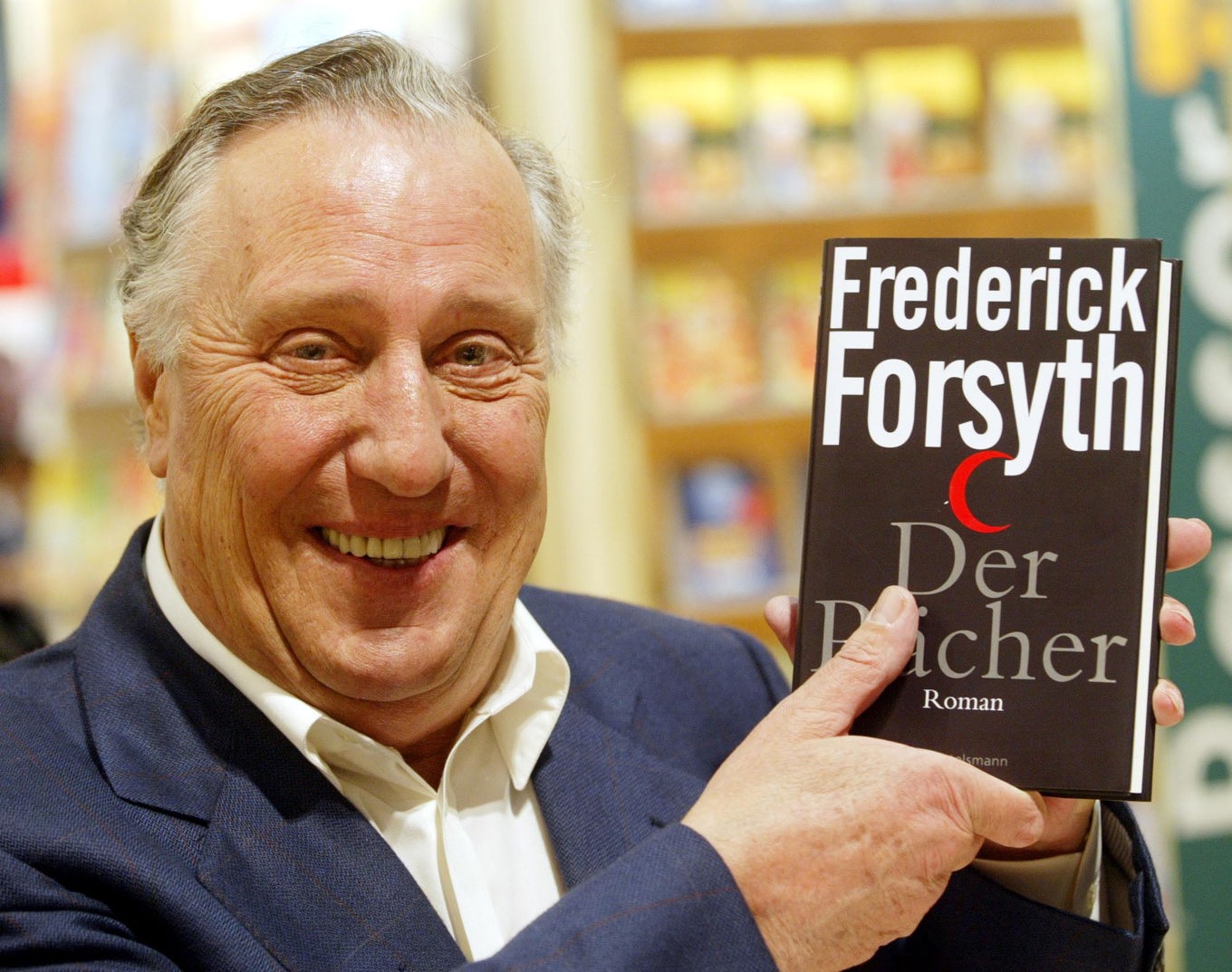 Fredrerick Forsyth 2003 med sin då nyutkomna "Hämnaren" i tysk översättning. Foto: Michael Probst/AP/TT