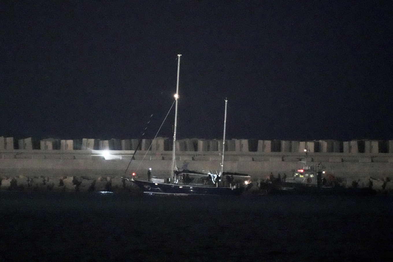 Fartyget Madleen, eskorterat av den israeliska marinen, på väg in i Ashdods hamn i södra Israel på måndagskvällen. Foto: Leo Correa/AP/TT