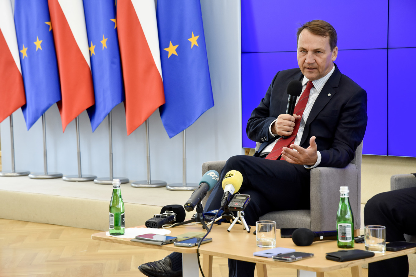Polens utrikesminister Radoslaw Sikorski i ett möte med tillresta EU-korrespondenter i Warszawa. Foto: Wiktor Nummelin/TT