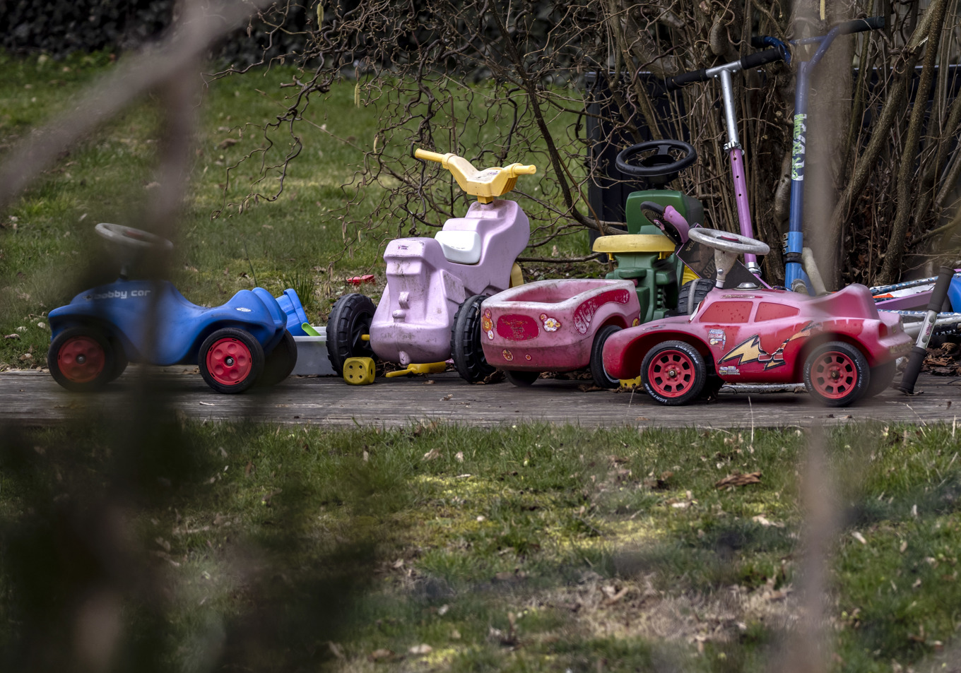 Leksaker i trädgården där den då sjuåriga flickan bodde med sin familj i en ort i Eslövs kommun. Arkivbild. Foto: Johan Nilsson/TT