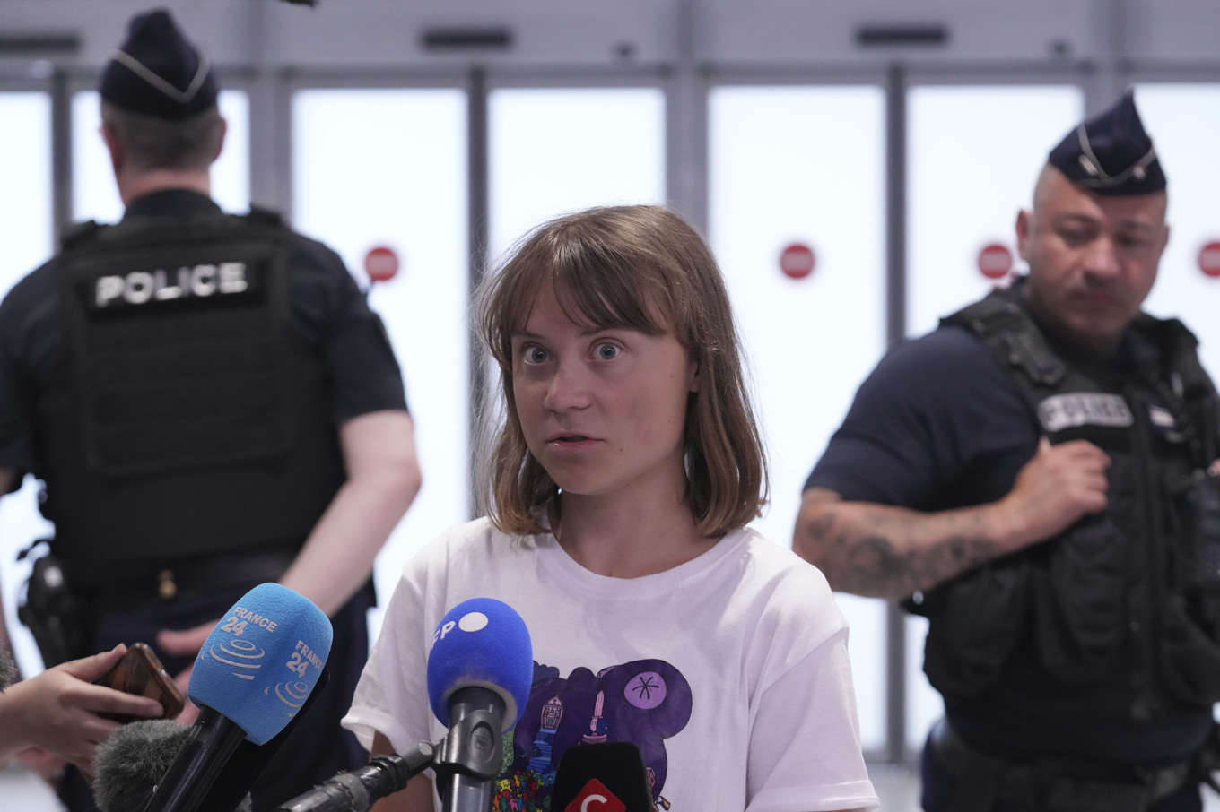 Greta Thunberg på plats på flygplatsen Charles de Gaulle i Paris. Foto: Michel Euler/AP/TT