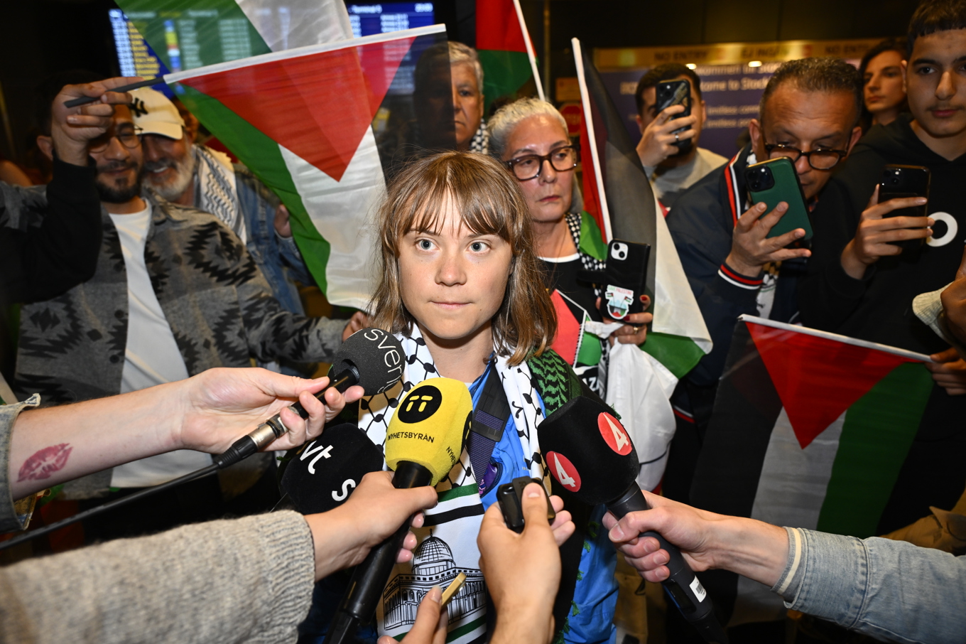 Greta Thunberg anlände till applåder och människor som skanderade att "Vi älskar dig". Foto: Anders Wiklund/TT