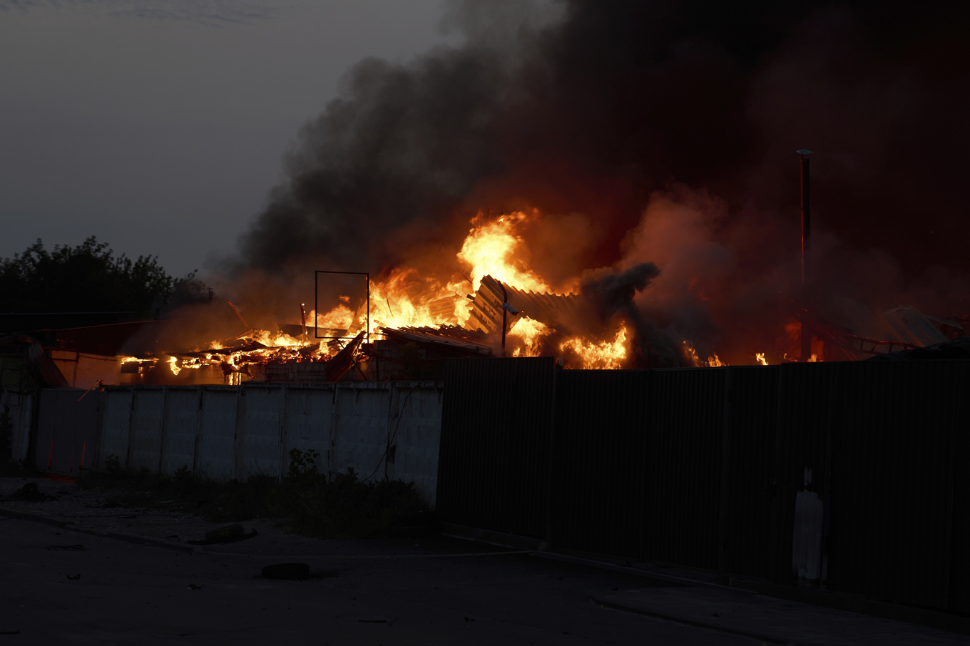 Bränder utbröt i Kiev under natten, efter att Ryssland avfyrat drönare mot den ukrainska huvudstaden. Foto: Efrem Lukatsky/AP/TT