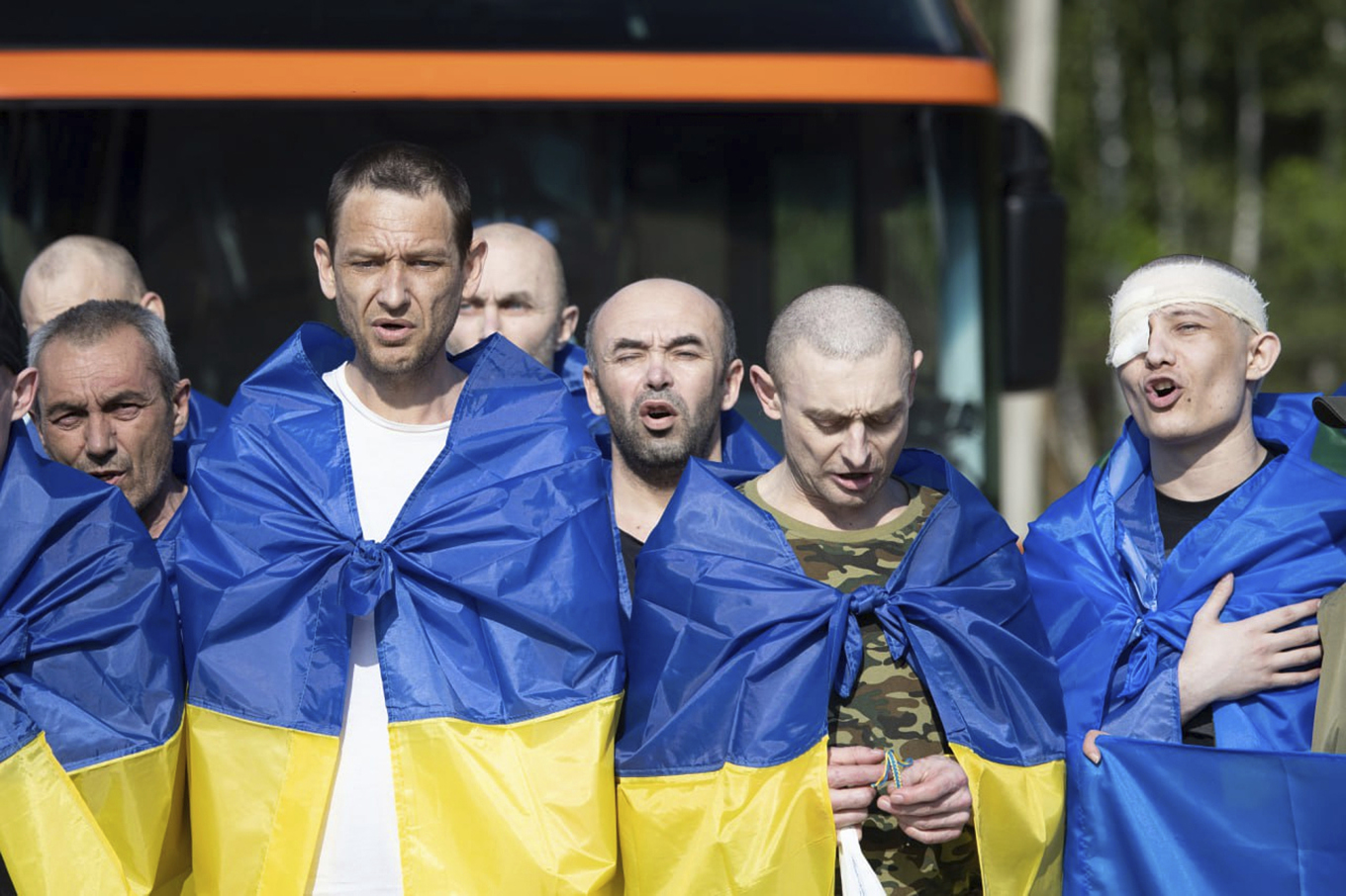 Återvändande ukrainska soldater i Tjernihiv i norra Ukraina på tisdagen. Foto: Ukrainian Presidential Press Office via AP/TT
