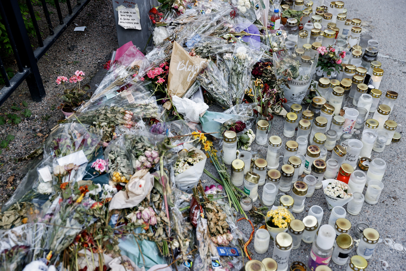 Blommor och ljus vid en minnesplats efter trippelmordet den 29 april. Bild tagen i maj. Foto: Caisa Rasmussen/TT
