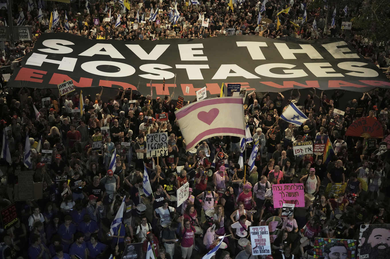 Människor i Tel Aviv som demonstrerade för ett omedelbart släppande av gisslan och ett slut på kriget den 24 maj. Foto: Leo Correa/AP/TT