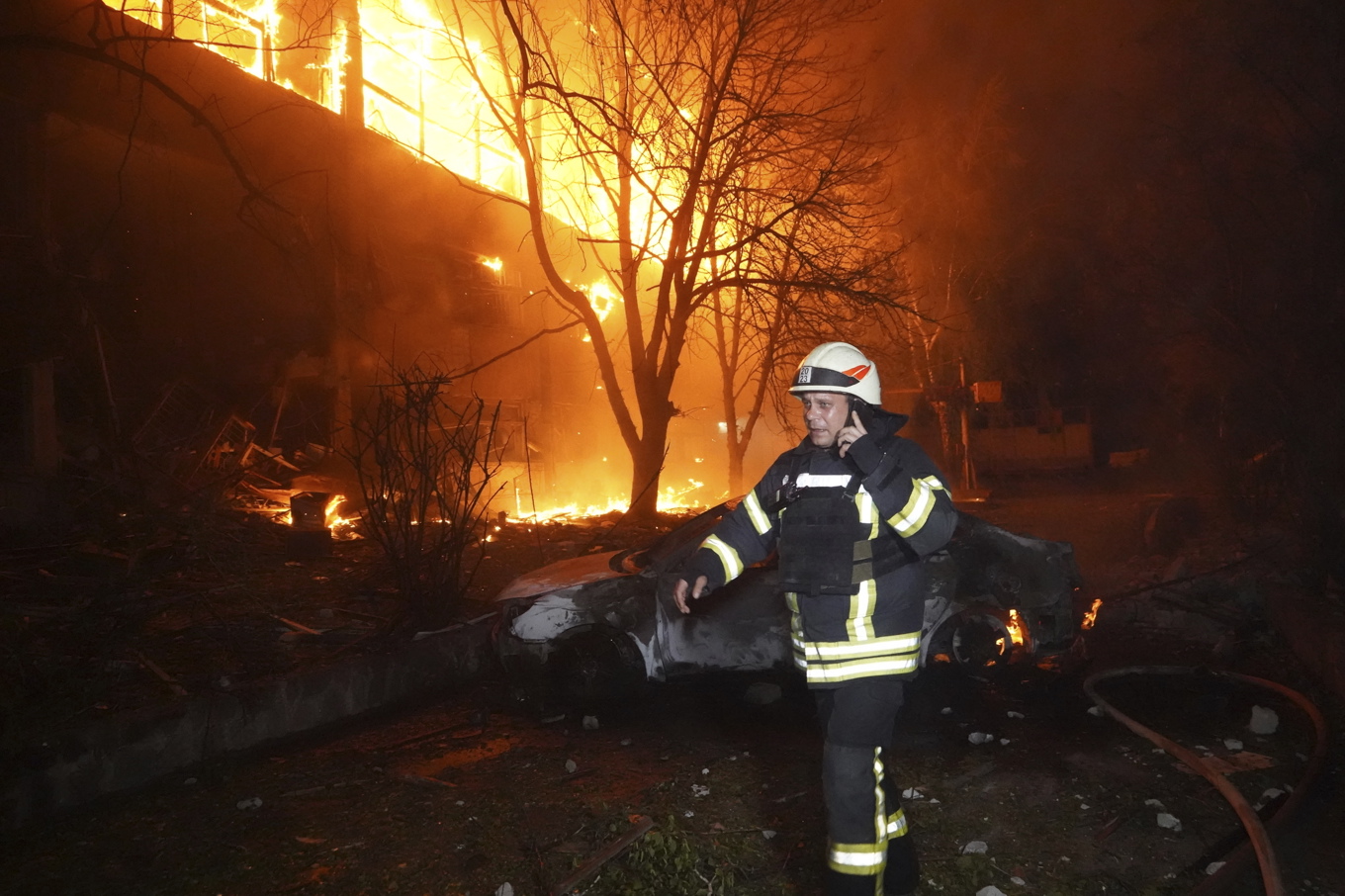 En brandman på en av platserna för nattens ryska attacker mot ukrainska Charkiv. Foto: Andrii Marienko/AP/TT