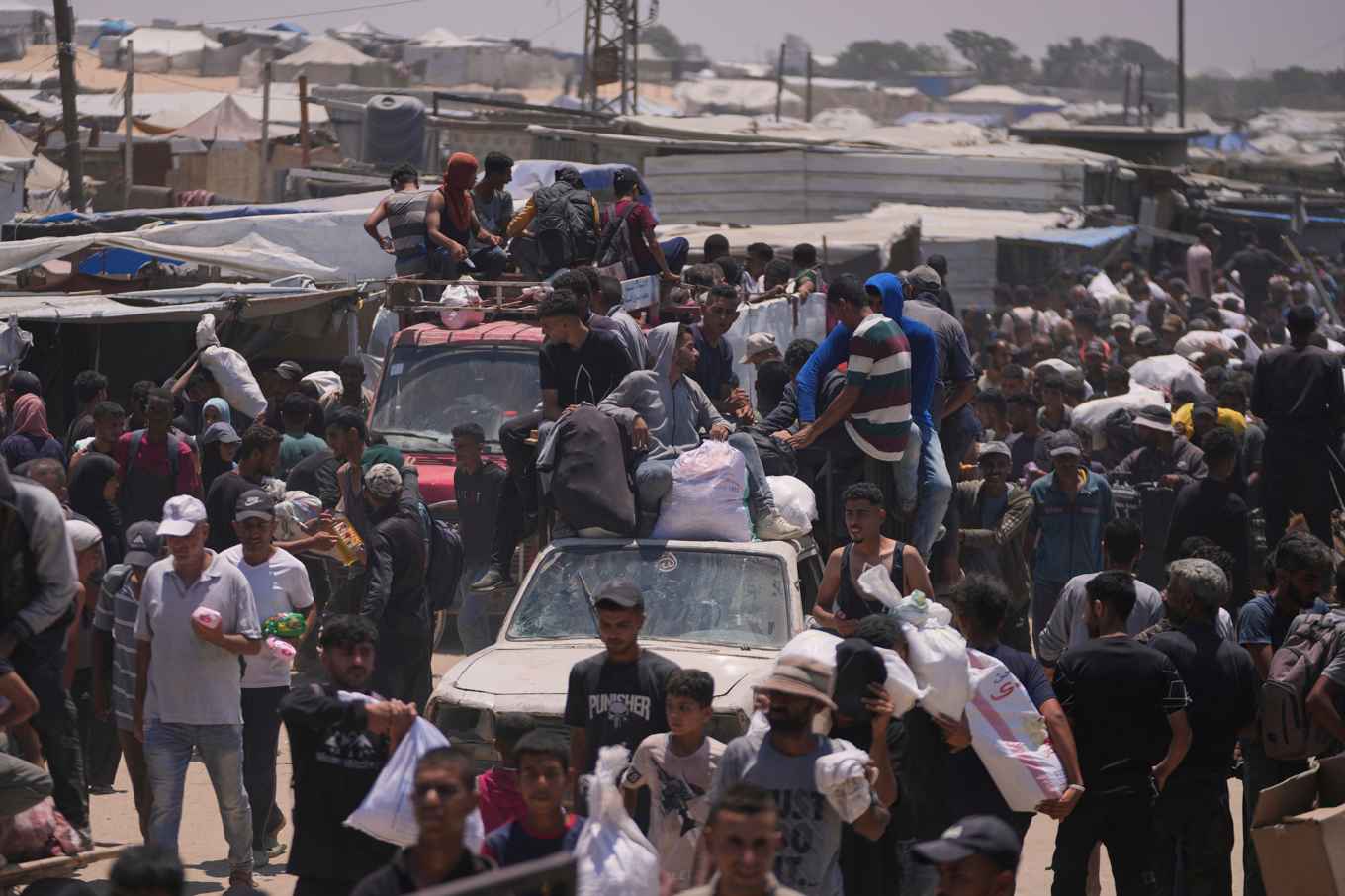 Palestinier försöker få tag i nödhjälp i Rafah i södra Gaza. Foto: Abdel Kareem Hana/AP/TT