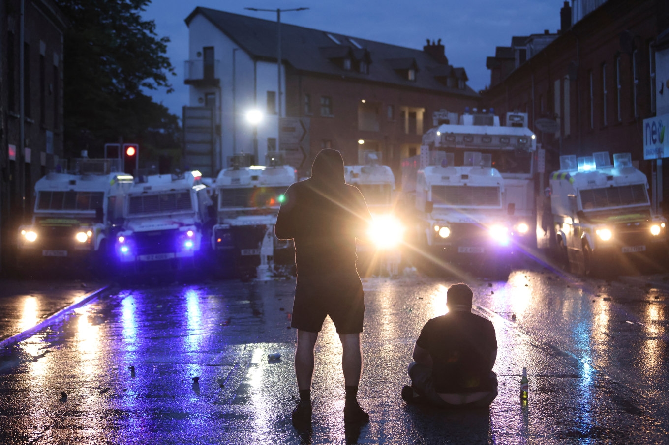 Oroligheterna och våldet fortsatte för tredje natten i rad i nordirländska staden Ballymena. Foto: Peter Morrison/AP/TT