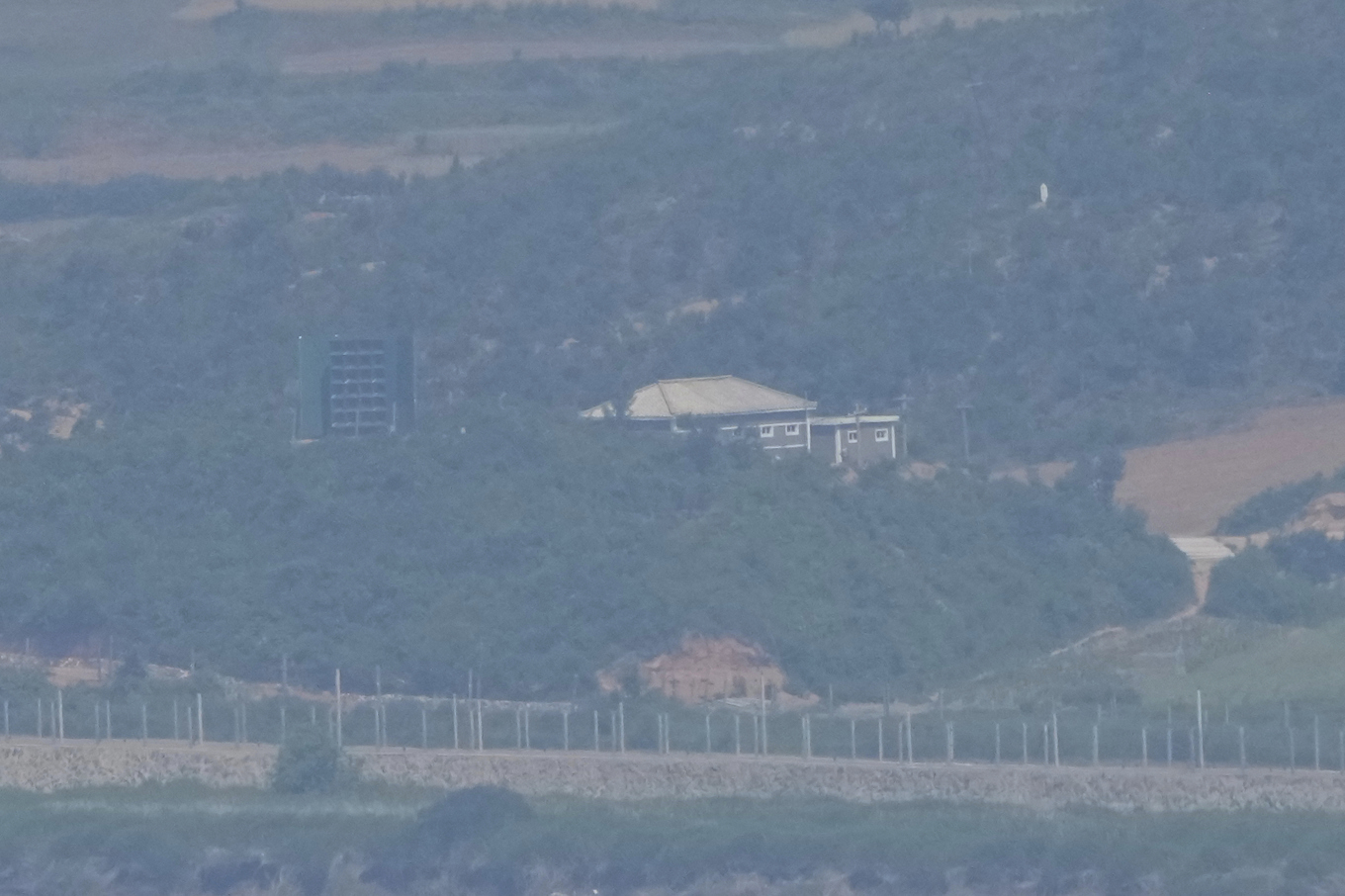 En nordkoreansk högtalare som syns från Sydkorea. Foto: Ahn Young-Joon/AP/TT