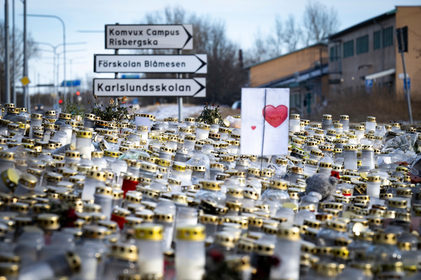 Blommor och ljus utanför Risbergska skolan i Örebro. Foto: Pontus Lundahl/TT