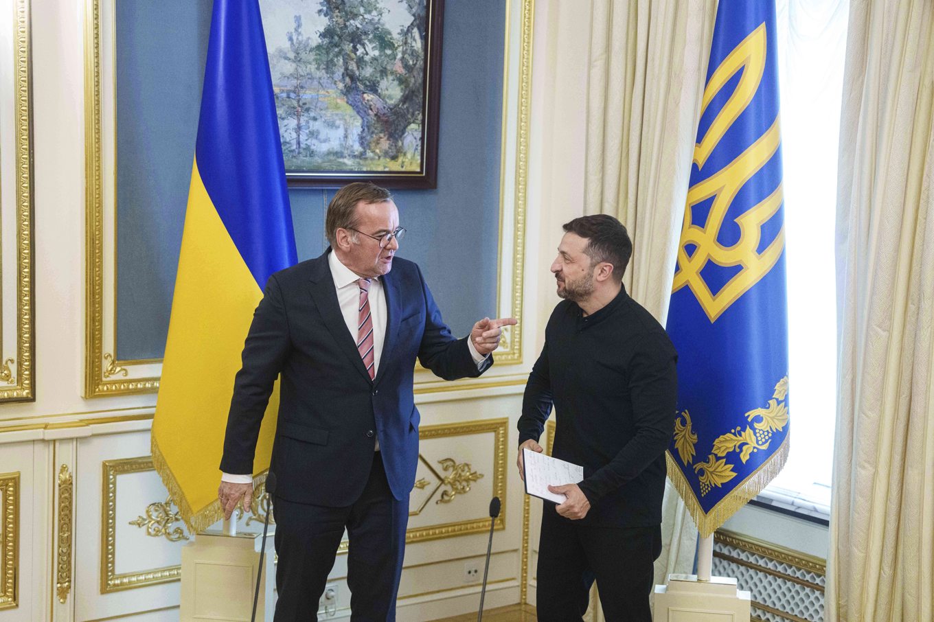Tysklands försvarsminister Boris Pistorius och Ukrainas president Volodymyr Zelenskyj i Kiev. Foto: Evgeniy Maloletka/AP/TT