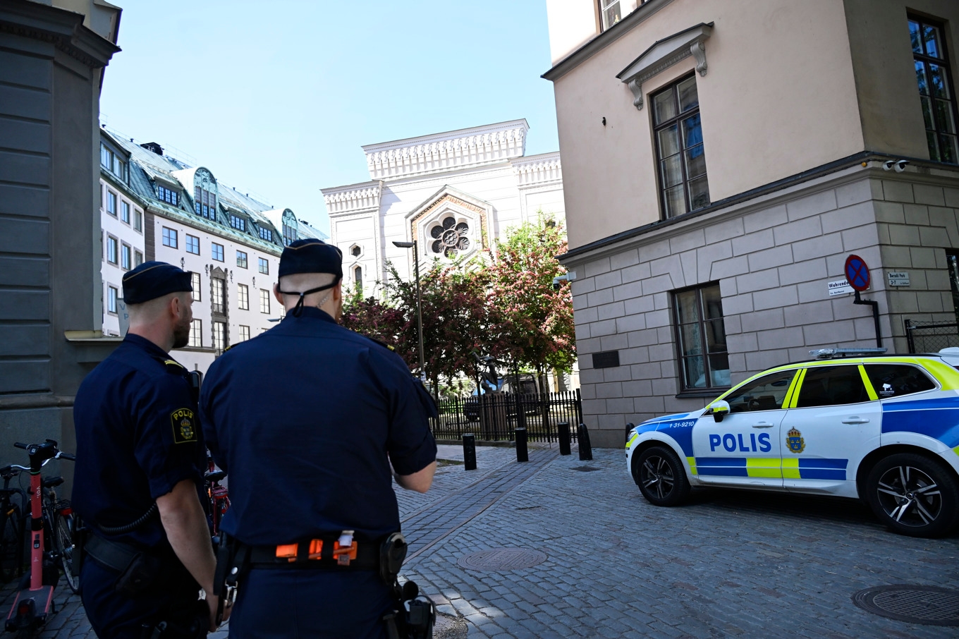 Ökad bevakning vid Stora synagogan i Stockholm efter Israels angrepp på Iran. Foto: Henrik Montgomery/TT