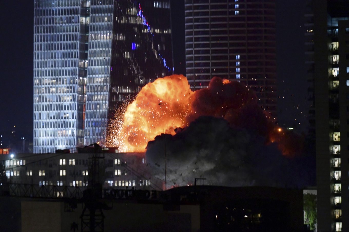 En explosion i Tel Aviv under den iranska robotattacken på fredagskvällen. Foto: Tomer Neuberg/AP/TT